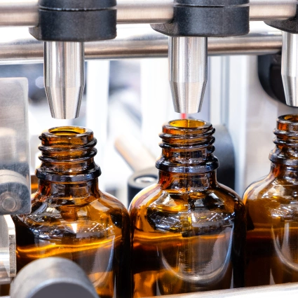 Línea rotativa de llenado de botellas PET en sector químico