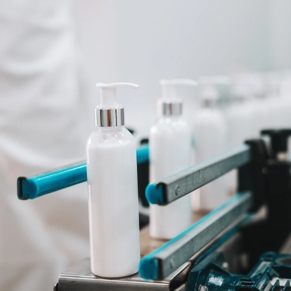 Línea de envasado cosmético con botellas dispensador