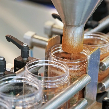 Línea de llenado para cosmética, alimentación o productos industriales viscosos, adaptable a frascos de distintos tamaños