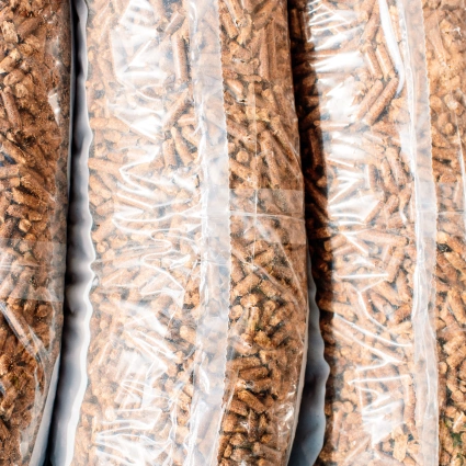 Línea de producción agroalimentaria con envasado de productos extrusionados en bolsas plásticas