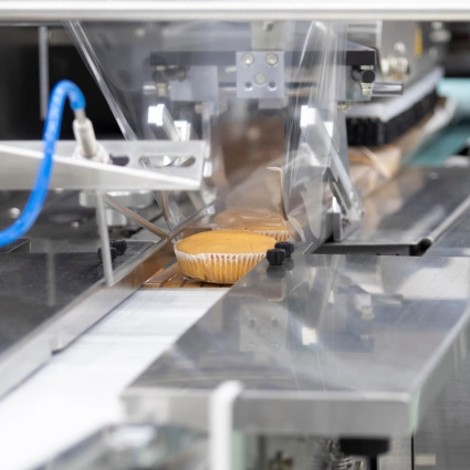 Línea de empaquetado para productos de panadería o bollería, con corte y sellado automático para mantener frescura.