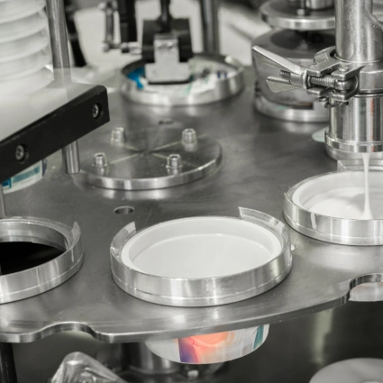 Proceso automatizado de cierre de envases en línea de envasado para cremas y productos de cuidado personal