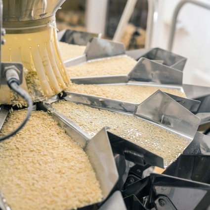 Línea de envasado para productos secos como arroz, cereales o legumbres, con dosificación automática y sellado preciso.
