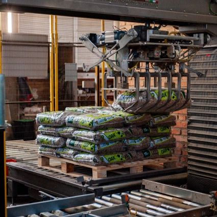 Paletizado robotizado de sacos plásticos con productos alimentarios a granel