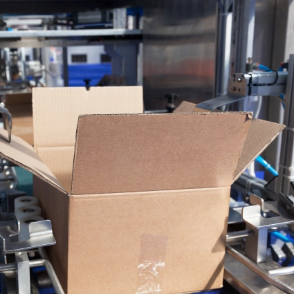 Máquina formando cajas de cartón para preparar pedidos del canal online.